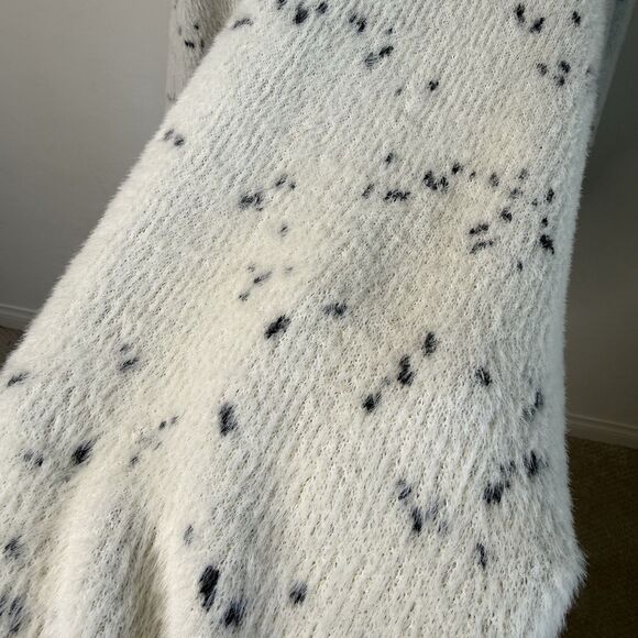 Nordstrom Roffe Faux Fur Snow Leopard Dot Ruana Cape Wrap Winter Layering Money - Picture 6 of 14
